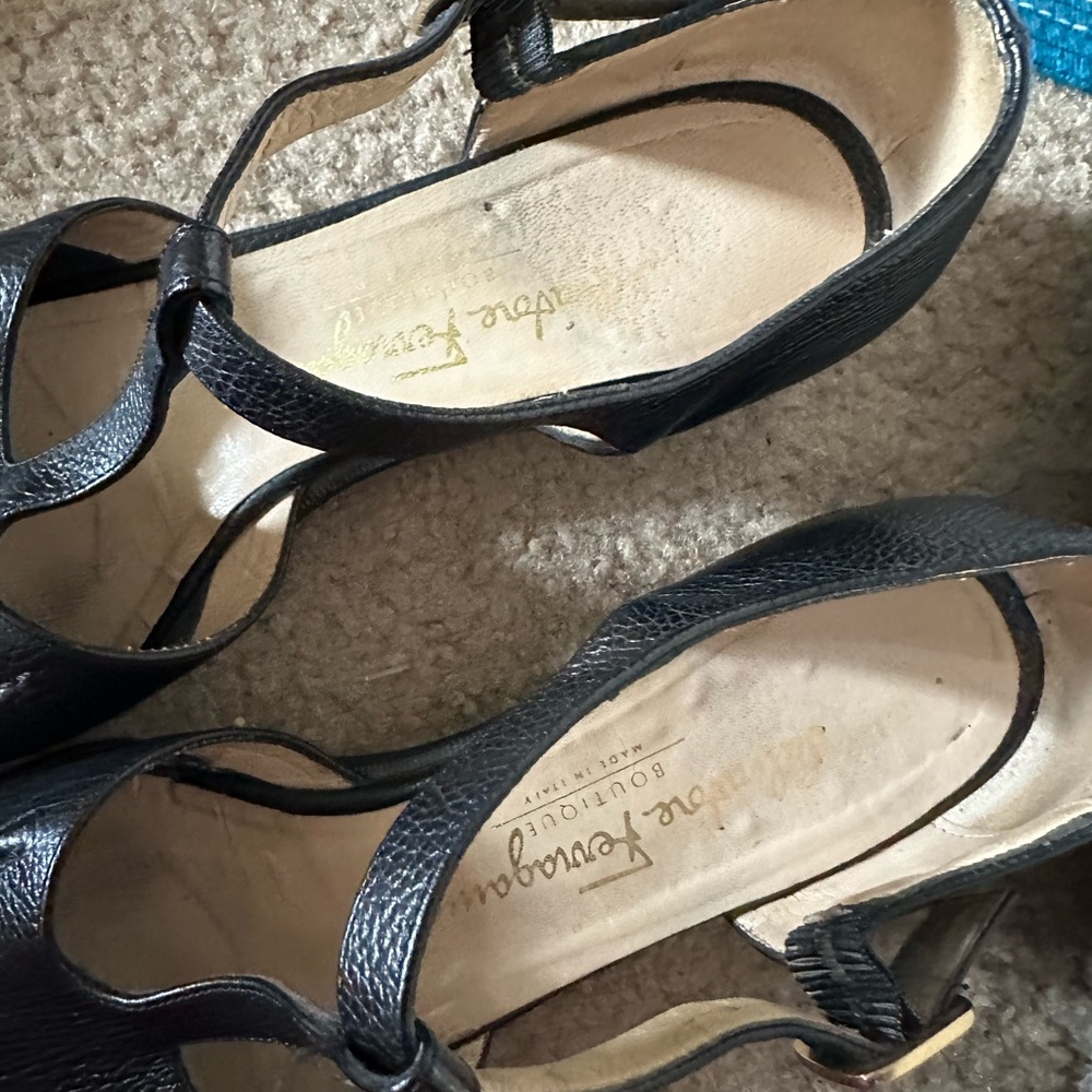 VINTAGE SALVATORE FERRAGAMO black pebble leather mary janes with gold buckle - Picture 5 of 6